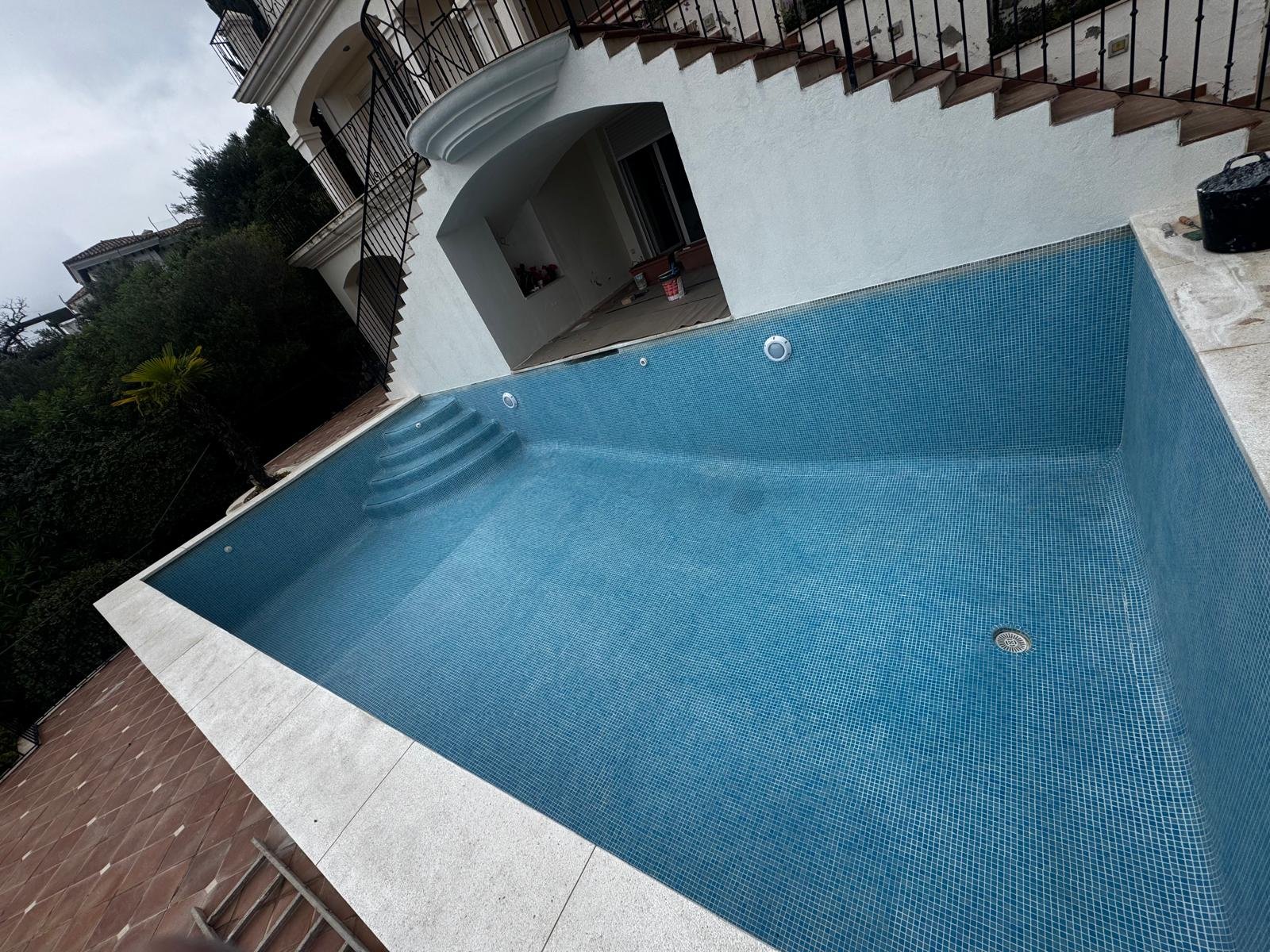 Piscina exterior rehabilitada